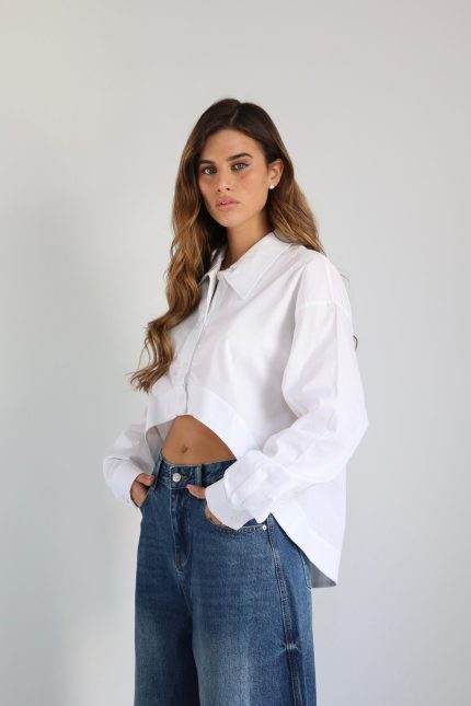 חולצה מכופתרת מעוגלת